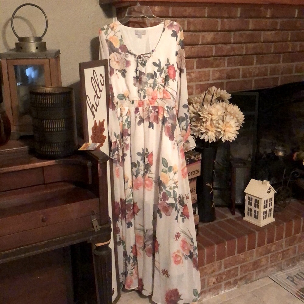NWT belle sky Beautiful long dress with floral print. Perfect for an event.